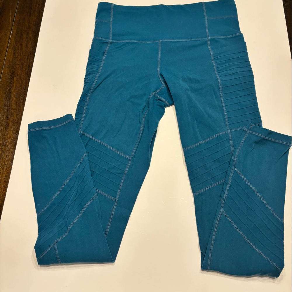 ATHLETA LEGGINGS YOGA PANTS SIZE SMALL
COLOR TEAL (I LOVE IT)